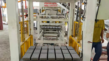 PC仿石透水磚生產現場