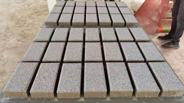 PC仿石透水磚生產現場